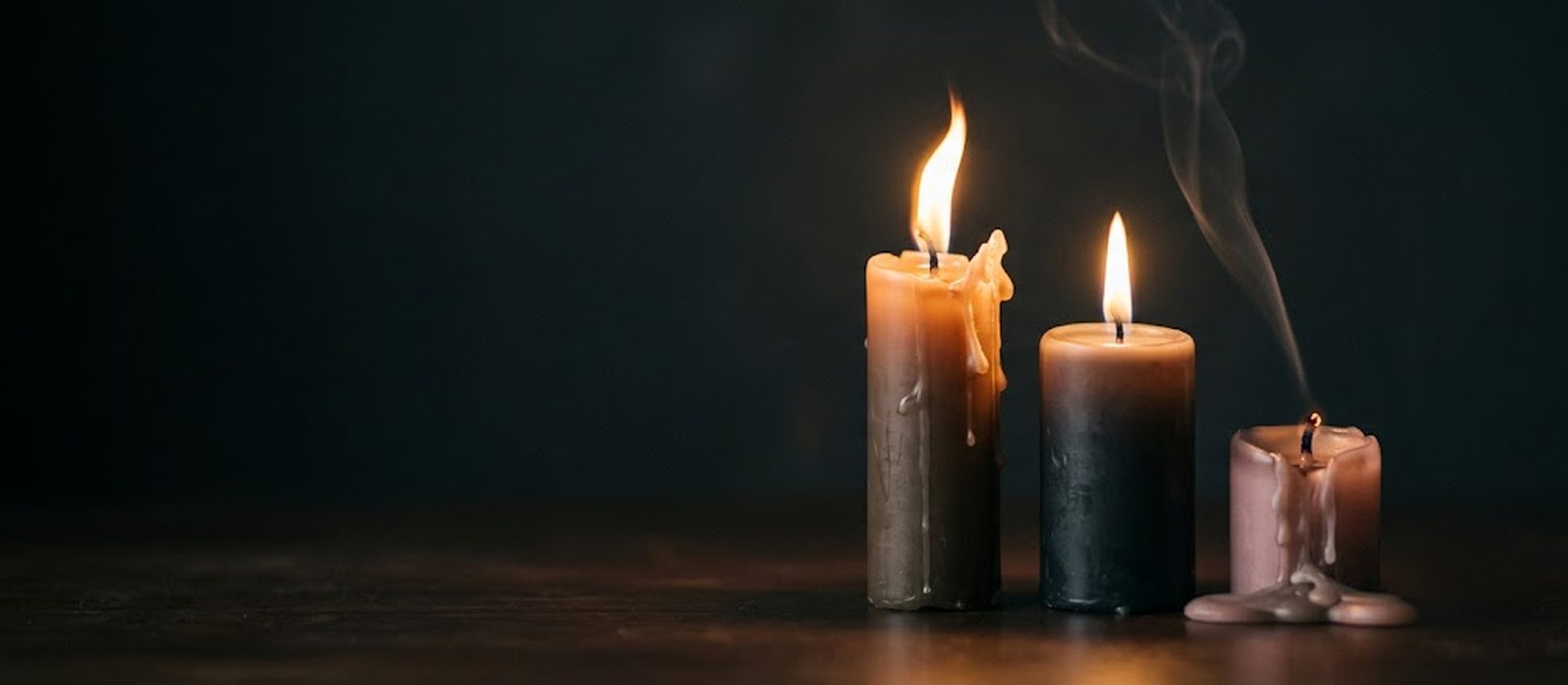 Drie kaarsen met verschillende vlam, verliefdheid en liefde